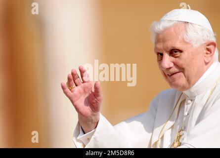 Photo du dossier - le Pape Benoît XVI dirige son audience générale hebdomadaire sur la place Saint-Pierre à l'état de la Cité du Vatican, en Italie, sur 30 septembre 2009. Le pape François a appelé à des prières pour l'ancien pape Benoît XVI, disant qu'il est « très malade ». François a fait l'appel surprise à la fin de son audience générale mercredi 28 décembre 2022. Le Vatican a plus tard déclaré que la santé du pape émérite avait « empiré » ces dernières heures et que François était allé le voir après le public. Photo par ABACAPRESS.COM Banque D'Images