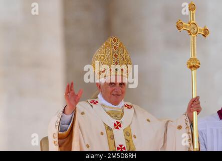 Photo du dossier - le pape Benoît XVI mène une cérémonie de canonisation à Saint-Laurent Basilique Saint-Pierre au Vatican. Le Pape donna à l'église catholique romaine cinq nouveaux saints, le Père Damien, né sous le nom de Jozef de Veuster, Zygmunt Szczesny Felinski, Francisco Coll y Guitart, Rafael Arnaiz Baron, Marie de la Croix (Jeanne) Jugan, Rome, Vatican, le 11th 2009 octobre. Le pape François a appelé à des prières pour l'ancien pape Benoît XVI, disant qu'il est « très malade ». François a fait l'appel surprise à la fin de son audience générale mercredi 28 décembre 2022. Plus tard, le Vatican a dit que la santé du pape émérite avait des « mous » Banque D'Images