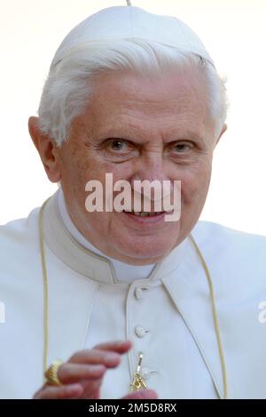 Photo du dossier - le Pape Benoît XVI dirige son audience générale hebdomadaire sur la place Saint-Pierre à l'état de la Cité du Vatican, en Italie, sur 30 septembre 2009. Le pape François a appelé à des prières pour l'ancien pape Benoît XVI, disant qu'il est « très malade ». François a fait l'appel surprise à la fin de son audience générale mercredi 28 décembre 2022. Le Vatican a plus tard déclaré que la santé du pape émérite avait « empiré » ces dernières heures et que François était allé le voir après le public. Photo par ABACAPRESS.COM Banque D'Images