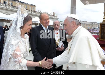 Photo du dossier - le pape François a rencontré Juan Carlos et Sofia d'Espagne à la fin de la cérémonie de canonisation de Jean-Paul II et Jean XXIII au Vatican sur 27 avril,2014. Le pape François a déclaré les Papes Jean XXIII et Jean-Paul II saints devant quelque 800 000 000 personnes lors d'une cérémonie sans précédent rendue encore plus historique par la présence du pape Benoît XVI . Le pape François a appelé à des prières pour l'ancien pape Benoît XVI, disant qu'il est « très malade ». François a fait l'appel surprise à la fin de son audience générale mercredi 28 décembre 2022. Plus tard, le Vatican a dit la santé du pape eme Banque D'Images