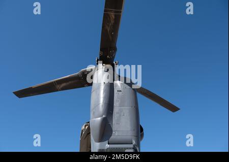 Les pilotes du CV-22 Osprey organisent une exposition statique à la base aérienne de Vance, Oklahoma, en mars 3. Le CV-22 est un avion Tiltrotor qui combine des caractéristiques similaires d'un hélicoptère et d'un turbopropulseur. L'avion est une ressource pour les pilotes d'instructeur de première affectation pour voir et apprendre les différents types d'avion qu'ils pourraient voler. (É.-U. Photos de la Force aérienne par Senior Airman Cameron Schultz) Banque D'Images