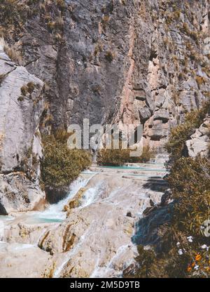 Piscines naturelles de Millpu à Huancaraylla. Lagons turquoise près d'Ayacucho, destination de voyage au Pérou Banque D'Images