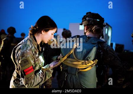 A ÉTATS-UNIS Le capitaine de cavalier affecté au 1st e Escadron, 91st Cavalry Regiment (aéroporté) effectue une inspection de parachute du capitaine de cavalier au cours d'une opération aérienne aux côtés de soldats du Groupe des Forces spéciales tunisiennes près de Bizerte, en Tunisie, sur 3 mars 2022. La Brigade aéroportée de 173rd est la U.S. La Force de réaction en cas d'urgence de l'armée en Europe, fournissant des forces rapidement déployables aux États-Unis les domaines de responsabilité de l'Europe, de l'Afrique et du Commandement central. Forward déployée en Italie et en Allemagne, la brigade s'entraîne régulièrement aux côtés des alliés et partenaires de l'OTAN pour construire des partenariats et renforcer Banque D'Images