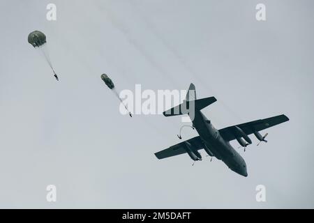 Les parachutistes de l'armée américaine affectés au 1st Escadron, 91st Cavalry Regiment (Airborne) quittent un Hercules AC-130 tunisien lors d'une opération aérienne aux côtés de soldats du Groupe des forces spéciales tunisiennes près de Bizerte, en Tunisie, le 3 mars 2022. La Brigade aéroportée de 173rd est la Force d'intervention en cas d'urgence de l'armée américaine en Europe, fournissant des forces rapidement déployables aux États-Unis les domaines de responsabilité de l'Europe, de l'Afrique et du Commandement central. Déployée en Italie et en Allemagne, la brigade s'entraîne régulièrement aux côtés des alliés et partenaires de l'OTAN pour établir des partenariats et renforcer le tout Banque D'Images