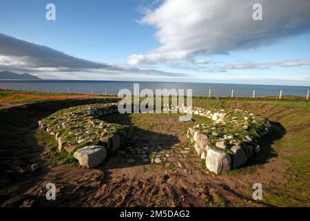 Dinas Dinlle Iron Age colline. Au sud de la plage Dinlle de Dinas, près de Caernarfon. Gwynedd, pays de Galles du Nord, Royaume-Uni Banque D'Images