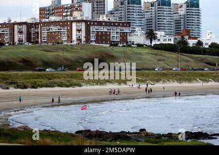 Plage de la rivière avec ville en arrière-plan Banque D'Images