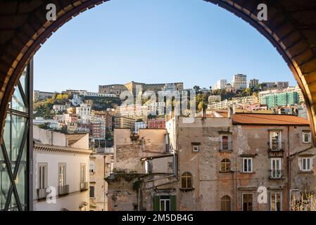 Vue sur la colline de Vomero et la rue Château d'Elmo du quartier de Montesanto à Naples. Banque D'Images