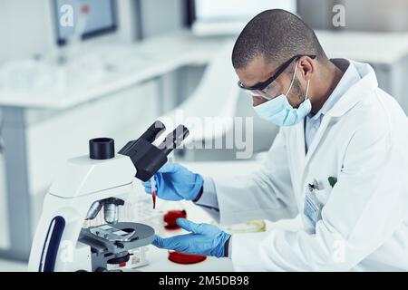 En savoir plus sur la santé des patients. un jeune scientifique travaillant dans son laboratoire. Banque D'Images