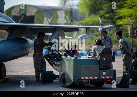 Le sergent d'état-major Avary Kemp, l'aviateur principal Joshua Chantharatry et le calice de première classe d'Airman Brown, 55th membres de l'équipage de chargement d'armes de l'escadron de génération de chasseurs expéditionnaires, démontrent comment réarmer rapidement un avion F-16 à une base de la force aérienne opérationnelle du Pakistan pendant l'entraînement de redressement du combat intégré, à 3 mars 2022. Les TIC sont un réarmement et un ravitaillement rapides des avions dont les moteurs sont encore en marche, ce qui réduit le temps au sol pour reprendre rapidement les opérations aériennes. Falcon talon 2022, une opération d'emploi de combat Agile, qui s'est tenue le 28 février à 4 mars 2022, est le premier événement de formation bilatérale betwe Banque D'Images