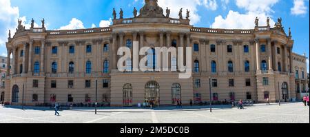 Berlin, Allemagne - 6 juillet 2011 : Bebelplatz avec la Faculté de droit de l'Université Humboldt. Site de combustion de livre nazi en 1933. Banque D'Images