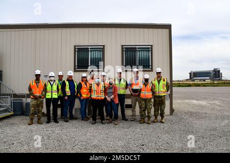 Employés et membres du service aux États-Unis Armée corps of Engineers Sacramento District et les États-Unis Le ministère des Affaires des anciens combattants pose pour une photo de groupe avec le Sgt. Commandant Patrickson Toussaint, à gauche, sergent-major de commandement des États-Unis Armée corps des ingénieurs, sur le site du futur complexe médical va Stockton à Stockton, Californie, sur 3 mars 2022. Toussaint s'est rendu dans le district pour vérifier le personnel de l'USACE, renforcer les valeurs de l'armée et présenter des prix. Banque D'Images