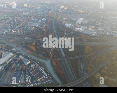 Rond-point d'intersection complexe. Symbolique pour choix, direction, route. rond point de grand bigard près de Bruxelles. Belgique. E19. Drone aérien Banque D'Images