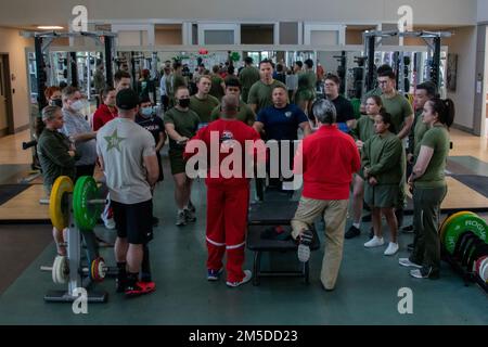 Retraité des États-Unis Maître Gunnery du corps maritime, Sgt Carnell Martin, à gauche, et États-Unis Le capitaine du service de santé publique LJ Belsito, tous deux des entraîneurs de musculation du régiment des guerriers blessés, discute avec les concurrents après une compétition de musculation pour les épreuves du corps marin (MCT) de 2022 sur le camp Pendleton, en Californie, au 4 mars 2022. Le MCT est une occasion pour les membres du Service de récupération de démontrer leurs réalisations et sert de lieu principal pour sélectionner les participants du corps de Marine pour les Jeux du guerrier du DoD. Banque D'Images