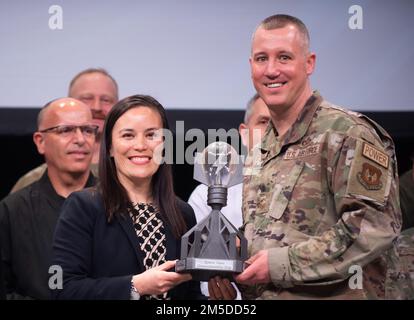 Sous-secrétaire de la Force aérienne Gina Ortiz Jones présente le Sgt principal Brent Kenney, 52nd, aile Fighter, base aérienne de Spangdahlem, Allemagne, le trophée Spark Tank 2022 au Symposium de guerre de l’Association de la Force aérienne, à Orlando, en Floride, au 4 mars 2022. L’idée gagnante de Kenney, « Project Arcwater », est un moyen simple, vert et rapide d’économiser de l’énergie et de fournir de l’eau potable en utilisant le tissu solaire et la collecte de l’eau environnementale dans un emploi de combat agile. Banque D'Images