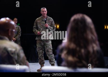 Le sergent-chef principal Brent Kenney, 52nd, aile Fighter, base aérienne de Spangdahlem (Allemagne), présente son idée aux juges du Symposium de guerre de l’Association de la Force aérienne à Orlando, en Floride, au 4 mars 2022. Kenney a été nommé champion Spark Tank 2022 avec « Project Arcwater », un moyen simple, vert et rapide d'économiser de l'énergie et de fournir de l'eau potable en utilisant le tissu solaire et la collecte de l'eau environnementale dans un emploi de combat agile. Banque D'Images