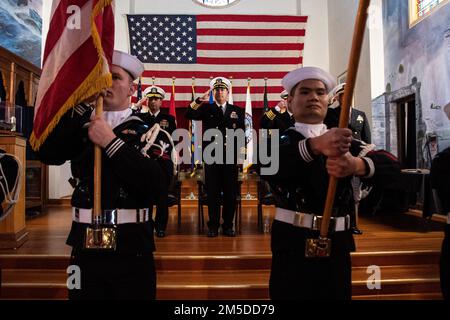 SAN DIEGO (04 mars 2022) – le capitaine Steven McDowell, commodore de l’escadron Destroyer (DESRON) 23, salue la garde de couleur lors d’une cérémonie de passation de commandement où le capitaine Patrick O’Mahoney soulageait McDowell. Banque D'Images