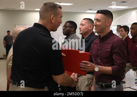 ÉTATS-UNIS Le sergent d'état-major du corps maritime Christopher Kutz, recruteur au poste de recrutement Baton Rouge, est décerné par le colonel lance J. Langfeldt, commandant du district du corps maritime de 6th, pour avoir dépassé et dépassé leur mission contractuelle lors d'un événement de formation à toutes les mains tenu à Baton Rouge, en Louisiane, au 4 mars 2022. Kutz a reçu une médaille d'accomplissement de la Marine et du corps des Marines avec des pairs pour leurs efforts combinés visant à enrôler 12 autres poolés en janvier. Banque D'Images