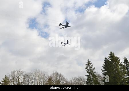 ÉTATS-UNIS Les bombardiers Stratosforteresse de la Force aérienne B-52H soutiennent une activité d'entraînement systématique et préplanifiée de ciblage dynamique et de soutien aérien rapproché dans la zone d'entraînement de Grafenwoehr, en Allemagne, au 4 mars 2022, en soutien aux alliés de l'OTAN et aux partenaires régionaux. Les B-52H sont habités par un équipage affecté à la 5th Bomb Wing de la base aérienne de Minot, Dakota du Nord. Les rotations de la Force opérationnelle des bombardiers démontrent l’engagement indéfectible des États-Unis à promouvoir la sécurité régionale aux côtés de nos alliés de l’OTAN et de nos partenaires régionaux. Banque D'Images