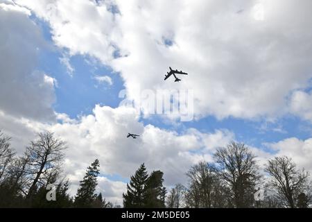 UU.S. Les bombardiers Stratosforteresse de la Force aérienne B-52H soutiennent une activité d'entraînement systématique et préplanifiée de ciblage dynamique et de soutien aérien rapproché dans la zone d'entraînement de Grafenwoehr, en Allemagne, au 4 mars 2022, en soutien aux alliés de l'OTAN et aux partenaires régionaux. Les B-52H sont habités par un équipage affecté à la 5th Bomb Wing de la base aérienne de Minot, Dakota du Nord. Les rotations de la Force opérationnelle des bombardiers démontrent l’engagement indéfectible des États-Unis à promouvoir la sécurité régionale aux côtés de nos alliés de l’OTAN et de nos partenaires régionaux. Banque D'Images