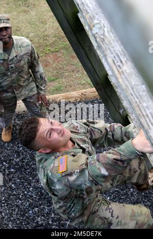 Garde nationale de l'armée d'Hawaï (HIARNG) Soldat Sgt. Trevor J.K. Castro, un réparateur d'hélicoptère attaché au 1-183rd Aviation Regiment, commandement de 103rd troupes, teste sa force supérieure du corps pendant l'épreuve d'obstacle lors de la compétition annuelle du meilleur guerrier (CBB) à l'Institut régional d'entraînement (RTI), Waimanalo, 4 mars 2022. C'est la deuxième fois que Castro participe au BWC au cours des deux dernières années et participe en tant que soldat enrôé junior lors de la compétition du meilleur guerrier 2021. Banque D'Images