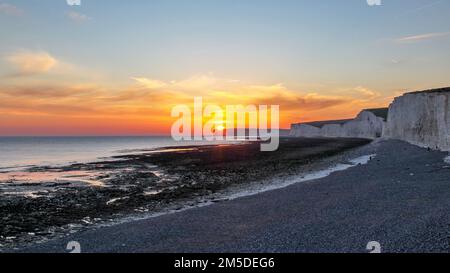 Coucher de soleil sur les falaises de Seven Sisters à Birling Gap, East Sussex. Banque D'Images