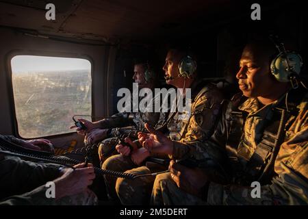 ÉTATS-UNIS Major général de l'armée Matthew McFarlane, commandant adjoint des États-Unis Armée du Pacifique, participe à une tournée aérienne de où les États-Unis Des soldats de l'armée et du personnel militaire philippin effectueront l'exercice Salaknib 22, aux côtés de divers membres du parti officiel, au-dessus des Philippines, sur 4 mars 2022. Près de 1 100 US Les soldats de l'armée du Pacifique participeront à Salaknib aux côtés de leurs homologues philippins afin d'améliorer l'interopérabilité et de renforcer notre partenariat dans l'ensemble de l'Indo-Pacifique. Banque D'Images