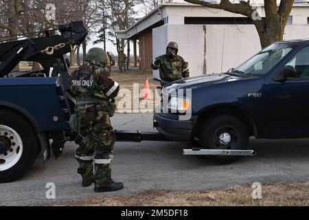 Des aviateurs du 132d Logistics Readiness Squadron tracent un véhicule en panne au cours d'un exercice sur la base de la Garde nationale aérienne de 132d, des Mones, Iowa, 4 mars 2022. Les aviateurs ont participé à un exercice à l'échelle de la base avec des attaques chimiques simulées pour évaluer les capacités stratégiques de l'escadre. Banque D'Images