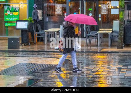 Jour d'hivers pluvieux pour les acheteurs à Preston, Lancashire. Déc. 2022, UK Météo. Magasins, shopping, shopping alors que de fortes pluies tombent dans le centre-ville de Preston. Une bande de pluie balaye le Royaume-Uni, atteignant le nord de l'Écosse dans la soirée. Localement lourd et persistant, principalement dans le nord et l'ouest. Banque D'Images