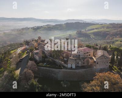 Italie, décembre 2022 : vue aérienne du magnifique village médiéval de Montegridolfo dans la province de Rimini, dans la région de l'Émilie-Romagne Banque D'Images