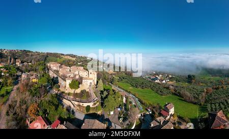 Italie, décembre 2022 : vue aérienne du magnifique village médiéval de Montegridolfo dans la province de Rimini, dans la région de l'Émilie-Romagne Banque D'Images