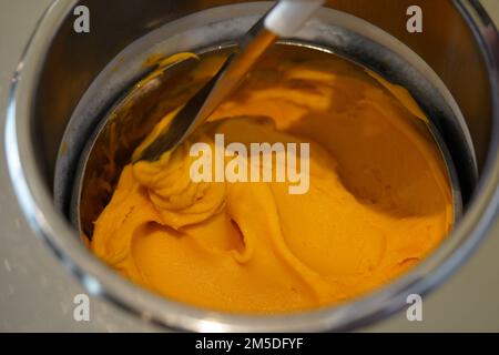 Boutique de glaces à la mangue jaune, une boîte de glace glace glace dans une boutique. Banque D'Images