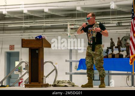 ÉTATS-UNIS Force aérienne Brig. Le général Darren R. Cole, directeur du Commandement de la mobilité aérienne, logistique, ingénierie et protection de la force, base aérienne Scott (AFB), Illinois, prononce un discours lors du groupe de maintenance 2022 6th/927th, « Knucklebuster », à la base aérienne MacDill, Floride, 4 mars 2022. Cole, qui a été invité à prendre la parole au cours de la cérémonie, est responsable de la politique, de l'orientation, de la formation et des ressources à l'appui de plus de 49 000 membres du personnel de logistique, de génie civil et de protection de la force, ainsi que de 1 074 avions dans 10 grandes installations aux États-Unis et environ 100 sites dans le monde. Banque D'Images