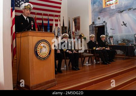 SAN DIEGO (04 mars 2022) – le capitaine Steven McDowell, commodore de l’escadron Destroyer (DESRON) 23, prononce des remarques lors d’une cérémonie de passation de commandement où le capitaine Patrick O’Mahoney a soulagé McDowell. Banque D'Images