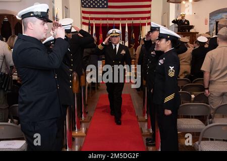 SAN DIEGO (04 mars 2022) – le capitaine Patrick O’Mahoney, commodore de l’escadron de destroyer (DESRON) 23, salue les Sideboys lors d’une cérémonie de passation de commandement où O’Mahoney soulageait le capitaine Steven McDowell. Banque D'Images