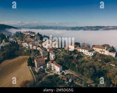 Italie, décembre 2022 : vue aérienne du magnifique village médiéval de Colbordolo dans la province de Pesaro dans la région des Marches Banque D'Images