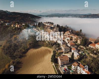 Italie, décembre 2022 : vue aérienne du magnifique village médiéval de Colbordolo dans la province de Pesaro dans la région des Marches Banque D'Images