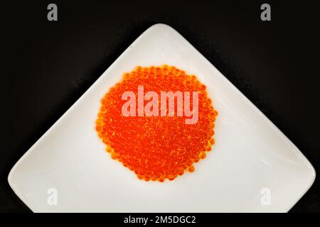 Caviar de saumon sur une assiette blanche Banque D'Images