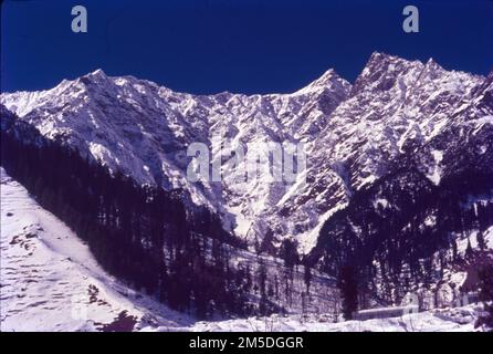 Manali est une station balnéaire himalayenne de haute altitude située dans le nord de l’État indien de l’Himachal Pradesh. Il a une réputation comme un centre de randonnée et une destination de lune de miel. Situé sur la rivière Beas, c'est une porte pour le ski dans la vallée de Solang et le trekking dans la vallée de Parvati. C'est également un point de départ pour le parapente, le rafting et l'alpinisme dans les montagnes PIR Panjal, qui abrite le col Rohtang de 4 000m hauteurs. Banque D'Images
