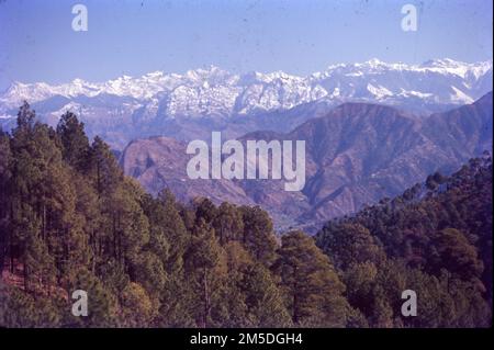 La chaîne PIR Panjal est un groupe de montagnes de la région du petit Himalaya, allant de l'est-sud-est à l'ouest-nord-ouest à travers les territoires indiens de l'Himachal Pradesh et de Jammu-et-Cachemire et puis Azad Cachemire et Punjab au Pakistan. Banque D'Images