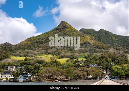 Montagne du Lion surplombant le village du Bois des Amourettes, traduite en forêt d'amoureux, Maurice, Afrique Banque D'Images