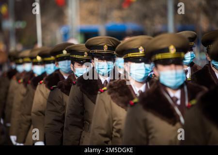 Bucarest, Roumanie - 1 décembre 2021: Soldats de l'armée roumaine, portant des masques chirurgicaux, marche pendant la parade nationale de la Roumanie à Bucarest. Banque D'Images