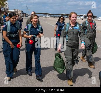 Des étudiants du district scolaire indépendant de San Felipe Del Rio Consolidated marchent avec le 2nd lieutenant Sam Brinker, pilote du 47th Escadron étudiant, sur 4 mars 2022, à la base aérienne de Laughlin, Texas. Les élèves ont visité Laughlin et ont parlé avec des pilotes pour en apprendre davantage sur la mission de Laughlin. Banque D'Images