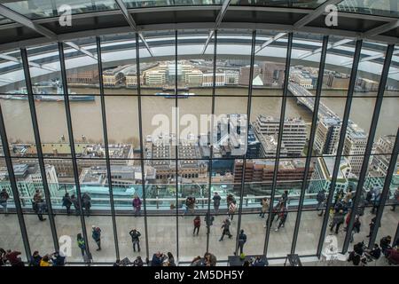 Les gens en haut du Fenchurch Building (Walkie Talkie Building) donnent sur une vue sur la Tamise à Londres, en Angleterre Banque D'Images