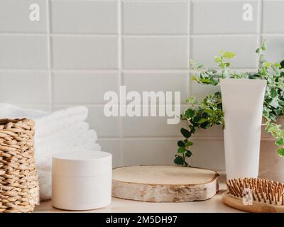 Contexte pour la présentation de cosmétiques. Podium rond naturel pour les produits de bain dans la salle de bain, shampooing spa, gel douche, savon liquide. Banque D'Images