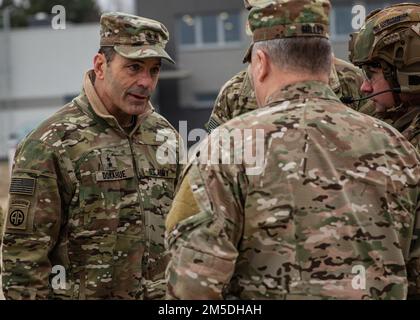 Le général de division Christopher Donahue, commandant général de la division aéroportée de 82nd, s'entretient avec le général Mark Milley, président des chefs d'état-major interarmées, lors d'une visite à Nowa Deba, en Pologne, au 4 mars 2022. Le général Milley était en visite chez des parachutistes de la division aéroportée 82nd qui sont déployés pour assurer nos alliés en leur fournissant une foule de capacités uniques et en effectuant un large éventail de missions évolutives et adaptées aux besoins de la mission. Banque D'Images