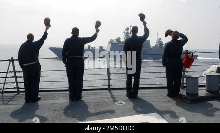 Les marins DE L’OCÉAN INDIEN (3 mars 2022) se sont enragés au destroyer RAJPUT INS Ranvir (D54) à partir du foc’sle du destroyer à missiles guidés de la classe Arleigh Burke USS Fitzgerald (DDG 62) alors que l’exercice Milan 2022 touche à sa fin L'exercice Milan 2022 est un exercice multilatéral biennal organisé par la Marine indienne auquel les États-Unis participent pour la première fois. L’exercice de cette année est axé sur l’amélioration de l’interaction professionnelle entre les marines professionnelles et l’acquisition d’une expérience dans les opérations multilatérales de force en mer. Banque D'Images