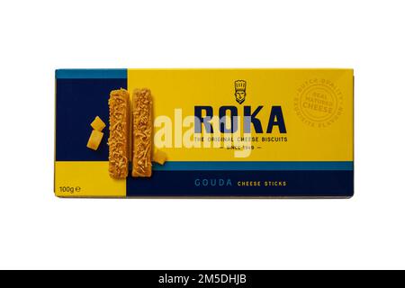 Boîte de Roka Gouda bâtonnets de fromage les biscuits au fromage originaux isolés sur fond blanc Banque D'Images