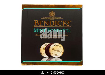 Boîte de pastilles de menthe Bendicks isolées sur fond blanc - crèmes de menthe poivrée couvertes de chocolat noir riche Banque D'Images