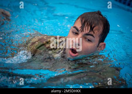 ÉTATS-UNIS Le sergent d'état-major de la Réserve de l'armée Juan Tapia, 2nd brigade médicale, effectue l'épreuve de natation à la compétition du meilleur guerrier du Consortium au Camp Bullis, Texas, sur 4 mars 2022. Banque D'Images