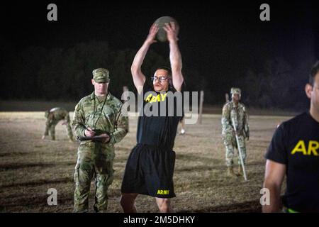 ÉTATS-UNIS Le sergent d'état-major de la Réserve de l'armée Marco Morales, 176th brigade médicale, lance un ballon de médecine pour le jet de puissance pendant l'ACFT à la compétition de meilleur guerrier du Consortium au camp de Bullis, Texas sur 4 mars 2022. Banque D'Images